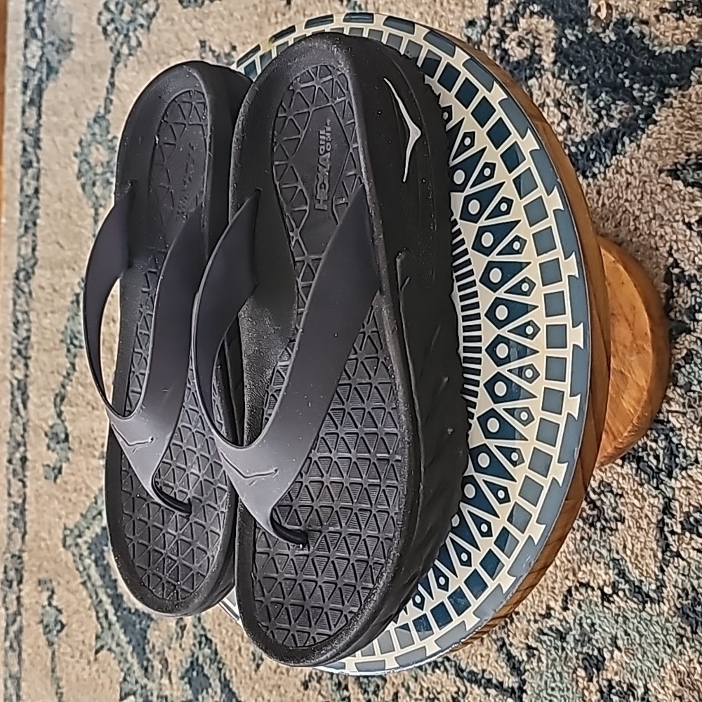 Hoka One One Flip Flops Black Women’s Sz 8